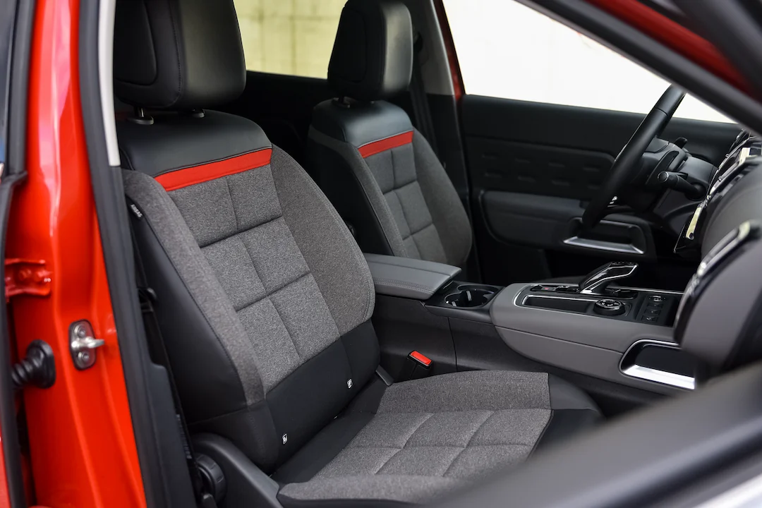 Kontrola interiéru vozidla - prohlídka sedadel, palubní desky a vybavení automobilu