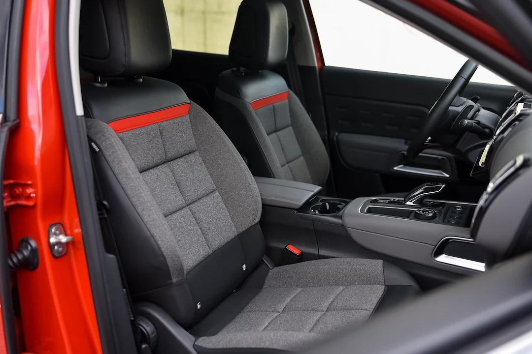 Kontrola interiéru ojetého vozu - prohlídka sedadel, palubní desky a funkčnosti vybavení CARVEX