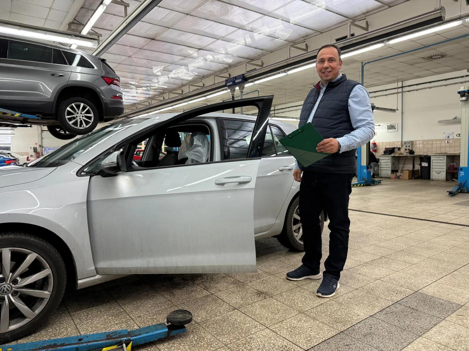 Technická kontrola ojetého auta na místě - profesionální mechanik CARVEX při práci