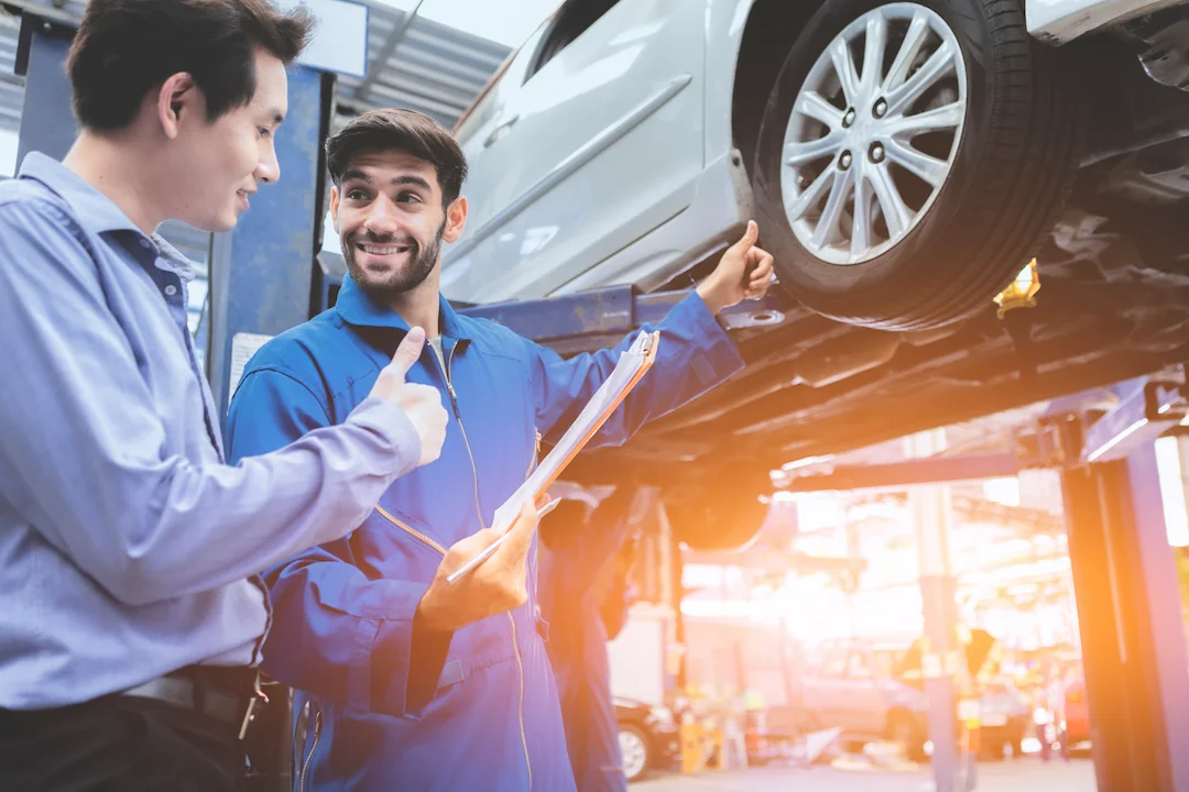 Kontrola podvozku a brzd na zvedáku - prohlídka spodní části vozidla mechanikem