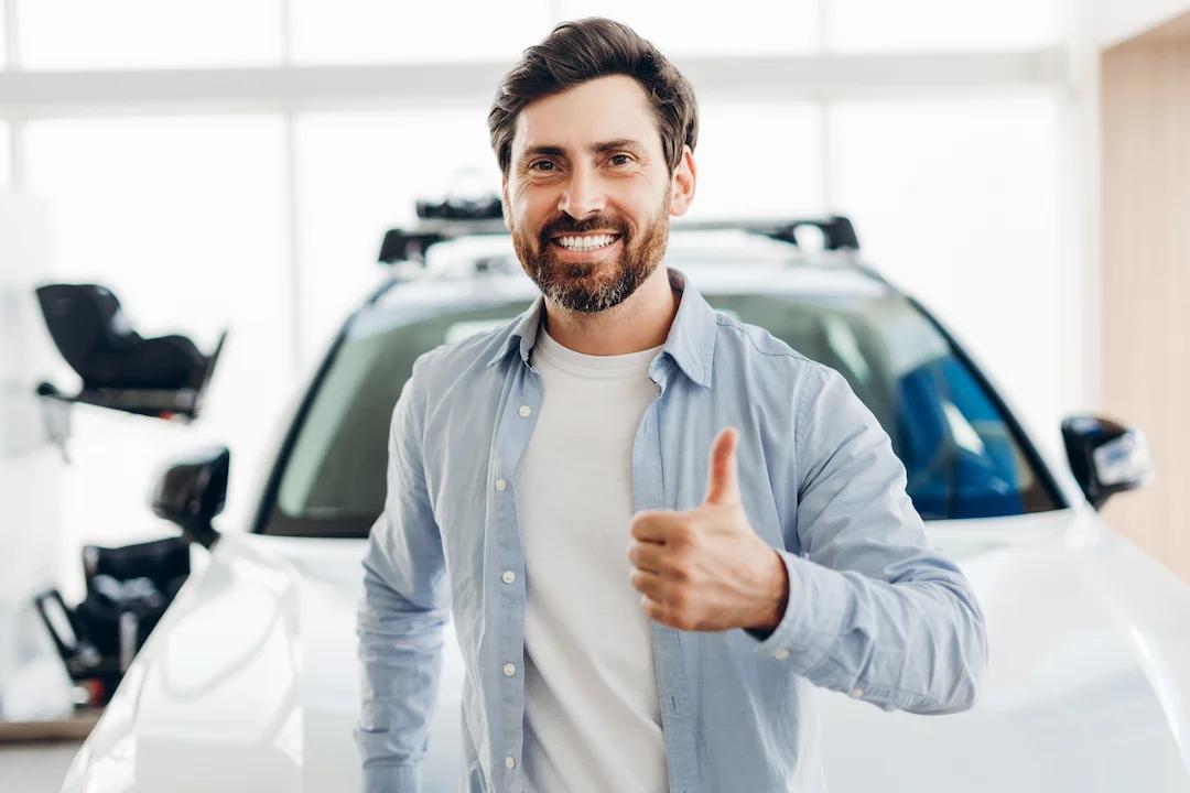 Spokojený zákazník po kontrole automobilu - rozhodnutí o koupi s jistotou